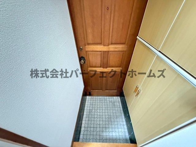 伊加賀栄町戸建　賃貸の玄関|明るい玄関です