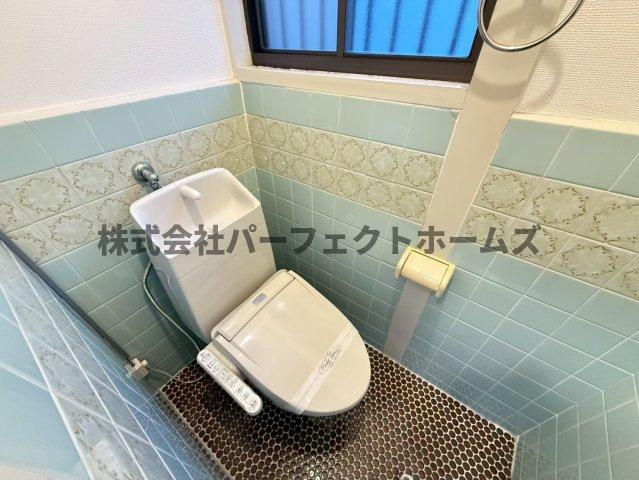 伊加賀栄町戸建　賃貸のトイレ|コンパクトで使いやすいトイレです