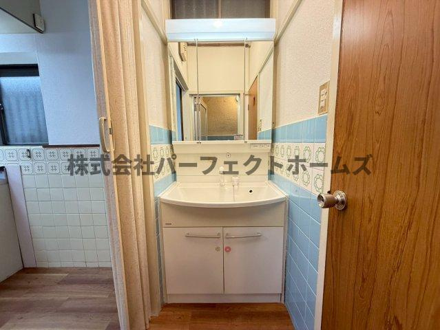 伊加賀栄町戸建　賃貸の独立洗面台|朝の支度にも助かる、独立の洗髪洗面化粧台