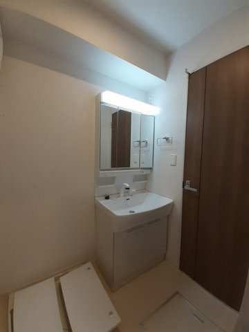 ヴァンヴェールヒルＧの独立洗面台|明るい洗面所です