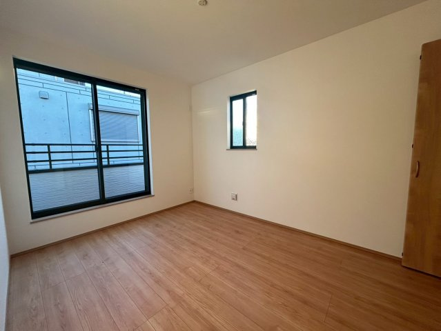 練馬区下石神井2丁目　新築戸建の洋室|大きな窓からたっぷりと陽光が注がれる明るい居室。一日の疲れを癒し、時を忘れて過ごせる空間です！