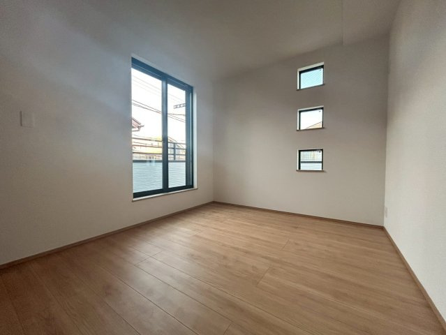 練馬区下石神井2丁目　新築戸建の洋室|木目調で落ち着いた雰囲気の内装は、どんなインテリアにも合わせやすいデザイン。