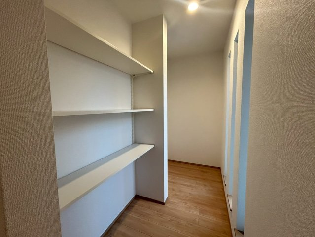 練馬区下石神井2丁目　新築戸建の収納|キッチンにはパントリーを完備！食材選びも楽しく、食品から食器類まで豊富な収納量が魅力。