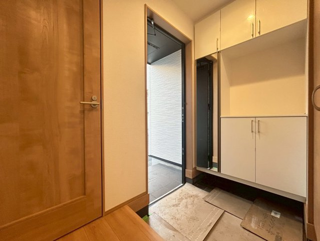 練馬区下石神井2丁目　新築戸建の玄関|玄関横にはシューズボックスがついているため、片付いた玄関がキープできます！