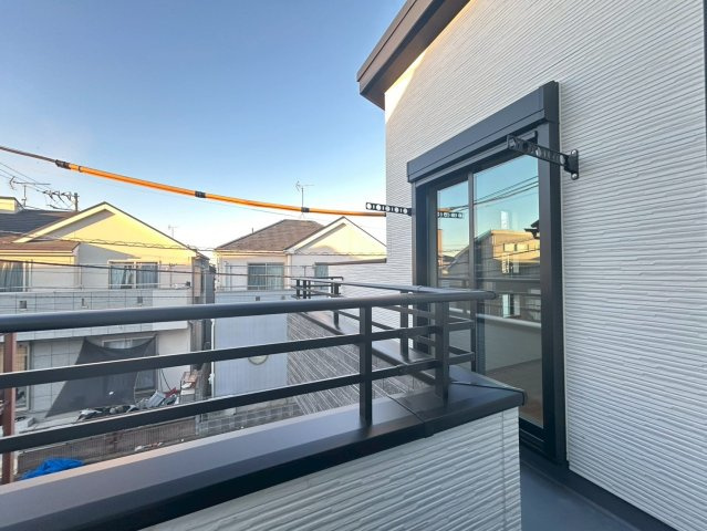 練馬区下石神井2丁目　新築戸建のバルコニー|2面バルコニーのため、お洗濯物が多いご家庭も安心です。
