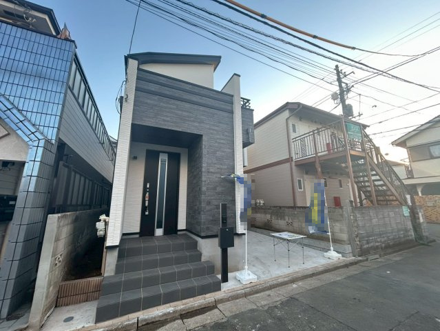 練馬区下石神井2丁目　新築戸建の外観|ツートンカラーのスタイリッシュな外観は堂々とした佇まい。