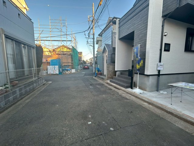 練馬区下石神井2丁目　新築戸建の前面道路含む現地写真|子育てしやすい住環境！教育施設や商業施設も徒歩圏内に充実。