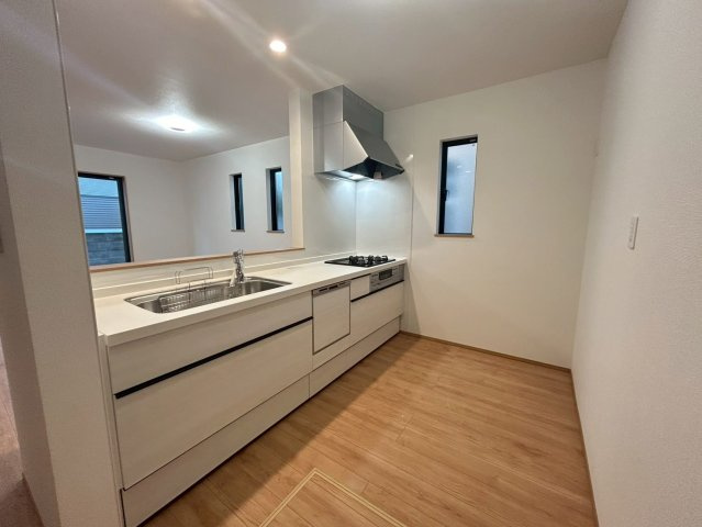 練馬区下石神井2丁目　新築戸建のキッチン|ご家族とコミュニケーションがとりやすい、対面式キッチンを採用。小さなお子様にも目が届くので安心です。