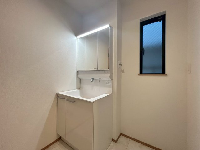 練馬区下石神井2丁目　新築戸建の独立洗面台|清潔感のあるプライベート空間は、身だしなみチェックやお肌のお手入れに最適です。