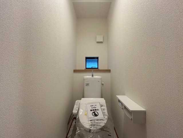 練馬区下石神井2丁目　新築戸建のトイレ|毎日使用する場所は、換気も出来るよう窓も完備！