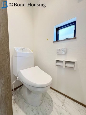 「長期優良住宅」「両面道路」樫野台 全2棟B号棟のトイレ