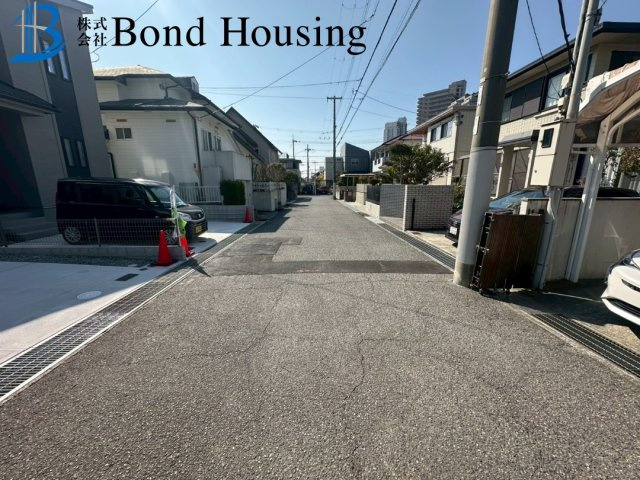 「長期優良住宅」「両面道路」樫野台 全2棟B号棟の前面道路含む現地写真