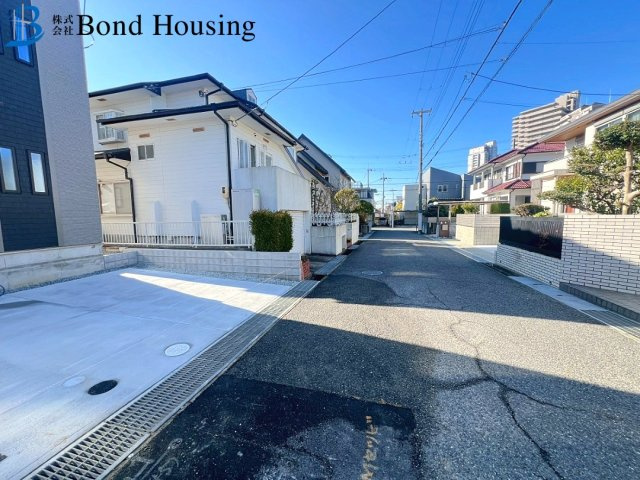 「お車並列2台」「性能評価取得」樫野台 全2棟A号棟の前面道路含む現地写真