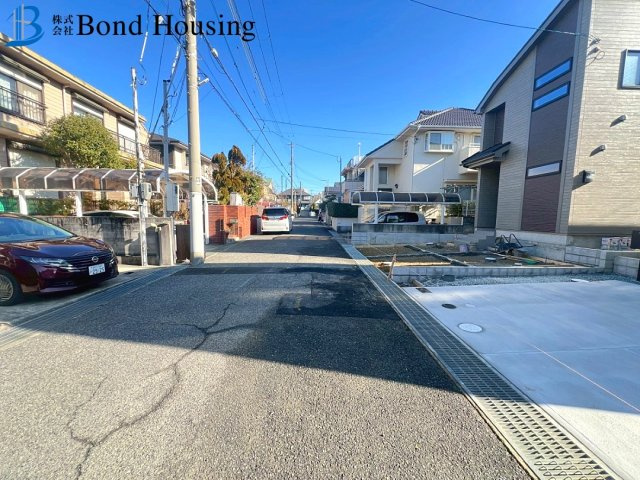 「お車並列2台」「性能評価取得」樫野台 全2棟A号棟の前面道路含む現地写真