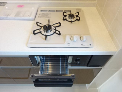 【キッチン】 | 別府町新野辺新築アパート | ２口コンロ（グリル付）（イメージ）