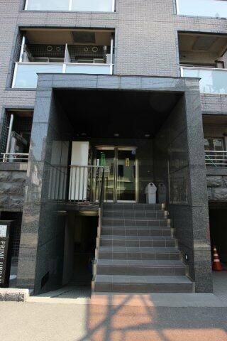 プライムアーバン西早稲田のエントランス