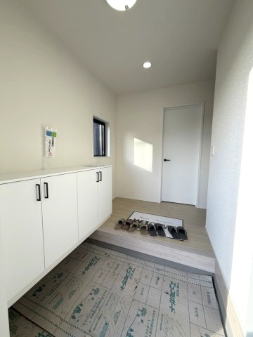 岡谷市郷田一丁目　中古住宅の玄関