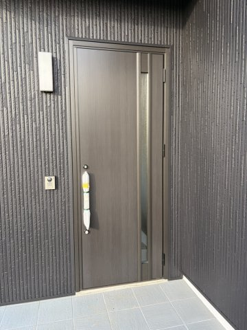 岡谷市郷田一丁目　中古住宅の玄関