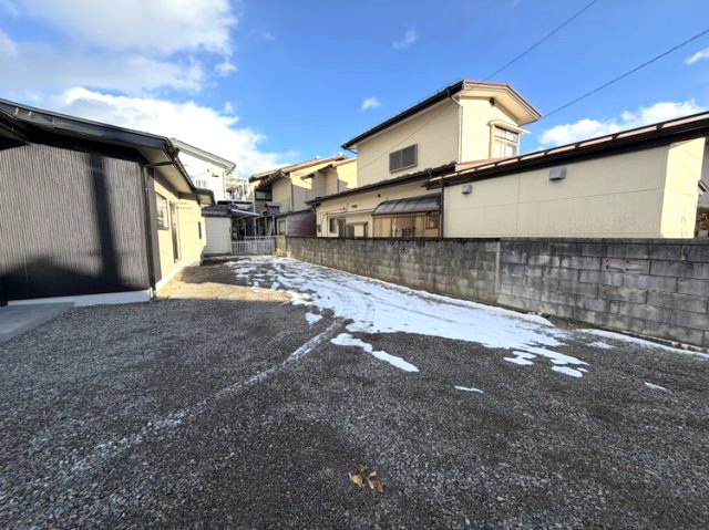 岡谷市郷田一丁目　中古住宅の駐車場