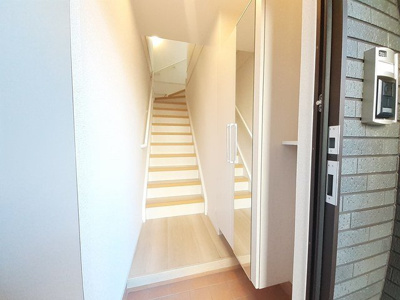 【玄関】 | カームリー | 明るい玄関です