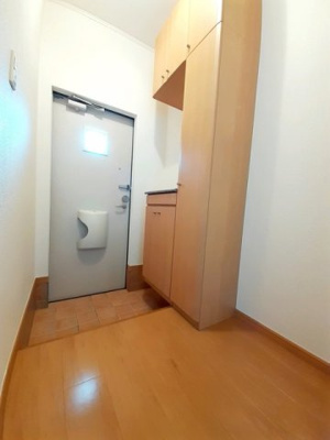 【玄関】 | ドゥー・ビエント弐番館 | 明るい玄関です