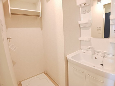 【洗面所】 | スカイ・ガーデンズ | ゆったりとスペースのある洗面所