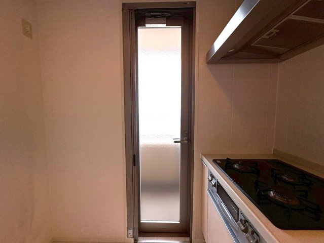 ◆琵琶湖眺望可能◆リビング広々２３帖以上の１ＬＤＫ◆ペット飼育可能◆ネバーランド大津ＧＲＡＮＢＡＹのキッチン|勝手口