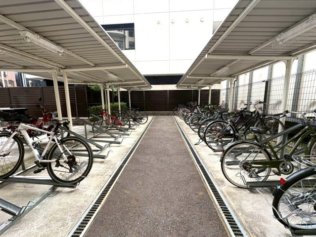 ◆琵琶湖眺望可能◆リビング広々２３帖以上の１ＬＤＫ◆ペット飼育可能◆ネバーランド大津ＧＲＡＮＢＡＹの駐輪場|駐輪場