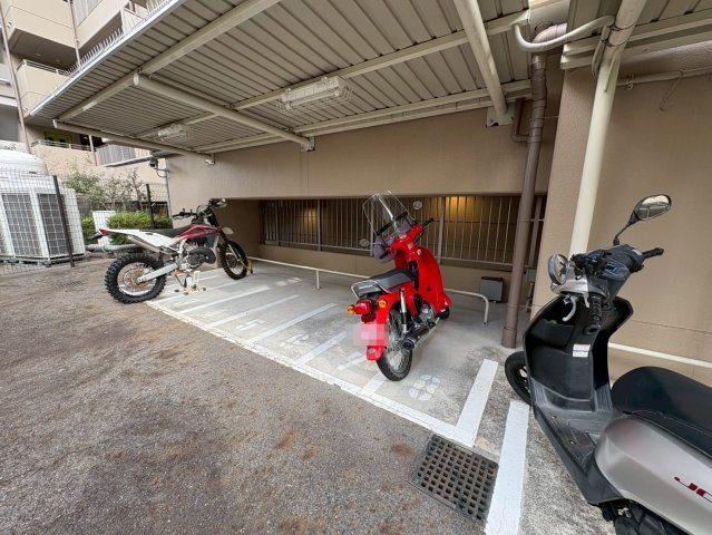 ◆琵琶湖眺望可能◆リビング広々２３帖以上の１ＬＤＫ◆ペット飼育可能◆ネバーランド大津ＧＲＡＮＢＡＹのその他|バイク置き場