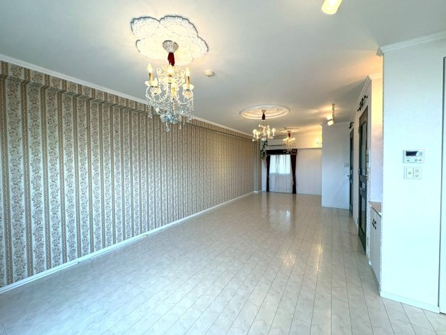 ◆琵琶湖眺望可能◆リビング広々２３帖以上の１ＬＤＫ◆ペット飼育可能◆ネバーランド大津ＧＲＡＮＢＡＹの居間・リビング|リビング