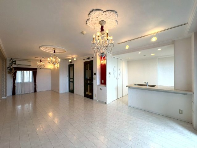 ◆琵琶湖眺望可能◆リビング広々２３帖以上の１ＬＤＫ◆ペット飼育可能◆ネバーランド大津ＧＲＡＮＢＡＹの居間・リビング|リビング