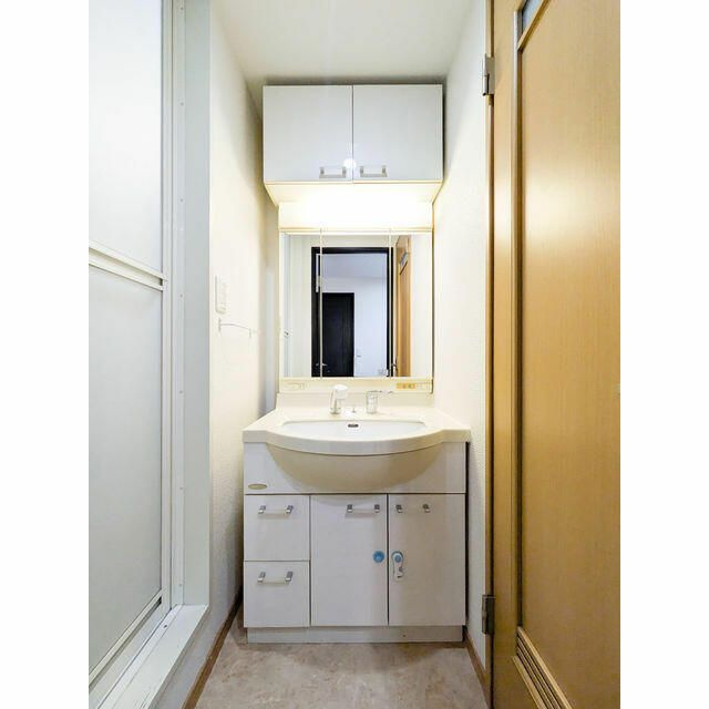 ライオンズマンション南平台の洗面所|■多面鏡独立洗面台■収納付き