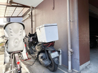 【駐車場】 | バイク置き場。空き区画の有無や駐輪料金、サイズおよび排気量規定などについては、改めてお問い合わせください。～即日のご見学可能～　お問合せはお気軽にどうぞ。