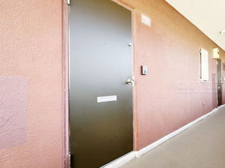 【その他共用部分】 | 皆様をお迎えする、お部屋の玄関ドア。開けやすさや開放角度、ドアノブの操作しやすさや鍵の形状などを、現地で一度ご確認ください。～即日のご見学可能～　お問合せはお気軽にどうぞ。