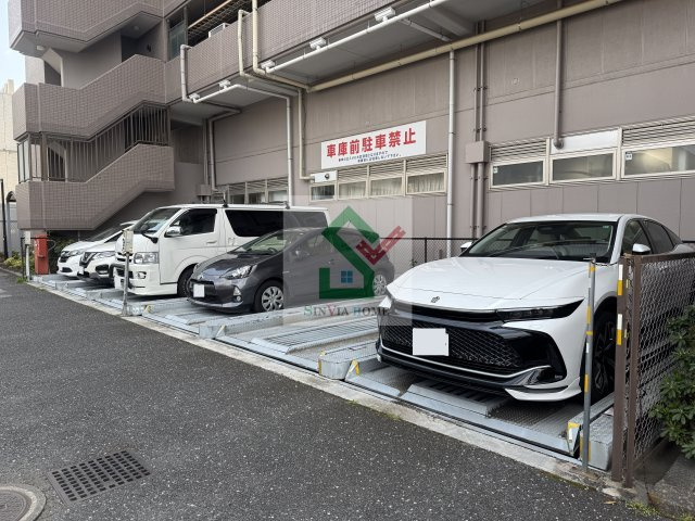 ワイズエメリールUの駐車場