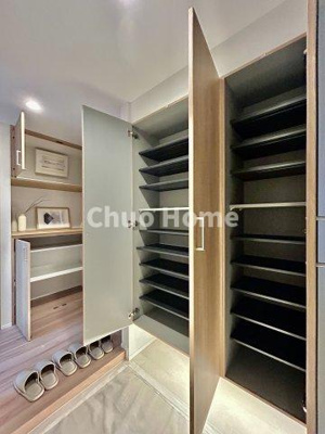 【玄関】 | ウィルローズ瑞江クラース | 【玄関】玄関には大型のシューズクローゼットを設置しておりますのでいつでもスッキリりとした空間を保てます。玄関周りを清潔に使うのはとても大事なことですよね。