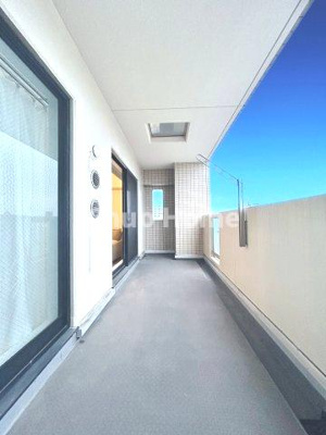 【バルコニー】 | ウィルローズ瑞江クラース | 【バルコニー】幅もあって、奥行きもあるゆとりのバルコニー。洗濯物を干したり乾かしたりだけでなく、ただ出てみるだけでも気持ちいいですよ。