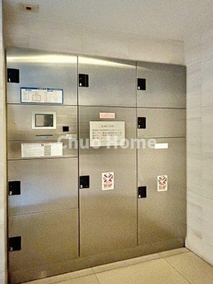 【設備】 | ウィルローズ瑞江クラース | 【宅配ボックス】在宅時・不在時に関わらず、居住者の代わりに非対面で宅配物を受け取ってくれる便利な設備です。わかりやすくご説明致しますので見学時にはお部屋だけではなく共用部分もぜひチェックしてください。