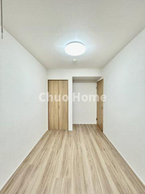 【寝室】 | ウィルローズ瑞江クラース | 【寝室】心と体をゆったりと安らげる主寝室。寝室のゆとりが大きい分だけ、暮らしの安らぎは深まります。一日の疲れを癒すだけでなく、ご夫婦の親密な語らいを紡ぎ出します