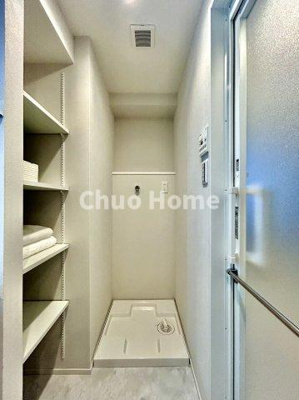 【ランドリースペース】 | ウィルローズ瑞江クラース | 【ランドリースペース】担当者がスケールを持ち歩いておりますので、ご見学時には現在お使いの洗濯機などがきちんと収まるかなどもチェックして下さい。見学前に測っておくと非常に便利だと思います。