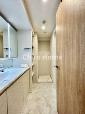 【脱衣所】 | ウィルローズ瑞江クラース | 【洗面所】明るい洗面所は朝をすっきりさせてくれる空間です。バタバタしている忙しい朝でも収納が多い洗面台では短い時間で効率良く支度ができます。