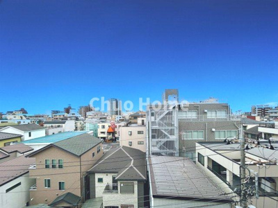 【展望】 | ウィルローズ瑞江クラース | 手を伸ばせば、ふれることが出来そうな環境が、そのままインテリアになったような印象です。その豊かな眺望にふさわしい空間には、通風・採光にも優れ、心地よい光と風があふれています