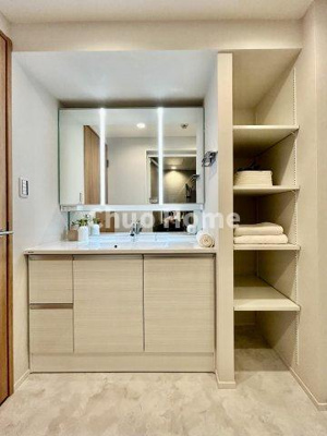 【独立洗面台】 | ウィルローズ瑞江クラース | 【洗面化粧台】洗面化粧台には三面鏡を採用。身だしなみを整えやすい事はもちろんですが、鏡の後ろに収納スペースを設ける事により、散らかりやすい洗面スペースをすっきりさせる事が出来るのも嬉しいですね