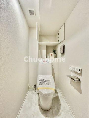 【トイレ】 | ウィルローズ瑞江クラース | 【トイレ】 収納スペースをしっかりと確保した温水洗浄便座機能付きトイレ。温水洗浄便座は清潔にお使いいただくための大切なアイテムです。