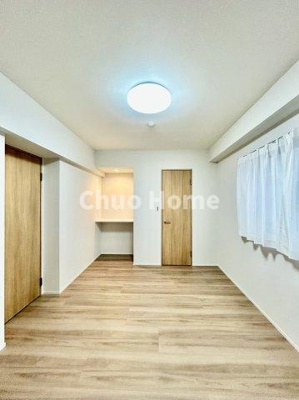 【洋室】 | ウィルローズ瑞江クラース | 【洋室】快適に過ごす条件は、一人ひとり違います。だからこそ飾り過ぎないシンプルな内装と偏り過ぎないデザインで統一しております。居住していく中でオーナー様だけの【マイホーム】に創り上げて下さい