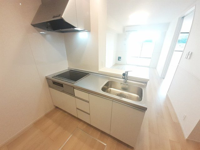 エムズ　サニーガーデンⅩⅩⅢのキッチン|グリル付き、3口コンロのシステムキッチンです。リビングを見渡せる人気の対面式キッチンです。