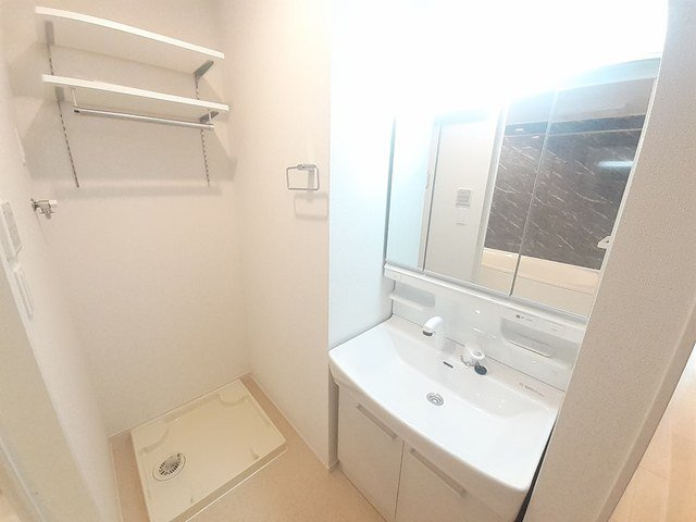 エムズ　サニーガーデンⅩⅩⅢの洗面所|朝の身支度には欠かせない独立洗面化粧台