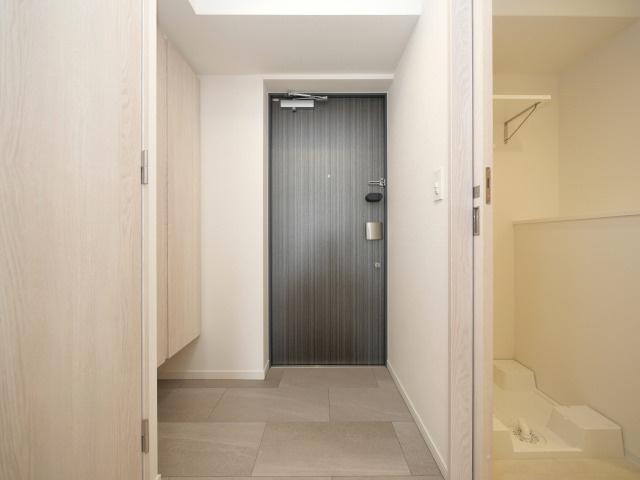 コンフォリア・リブ新大阪西宮原ソルテラスの玄関