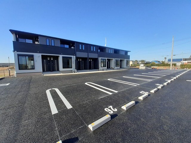 コージー　フラットⅡの駐車場|車をお持ちの方に嬉しい駐車場付きの物件です