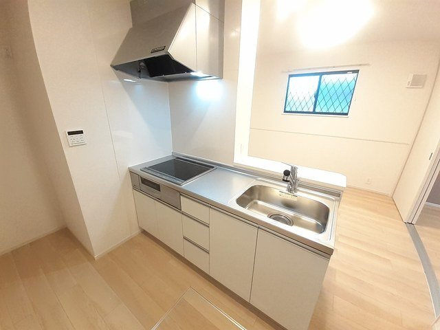 コージー　フラットⅡのキッチン|グリル付き、3口コンロのシステムキッチンです。リビングを見渡せる人気の対面式キッチンです。